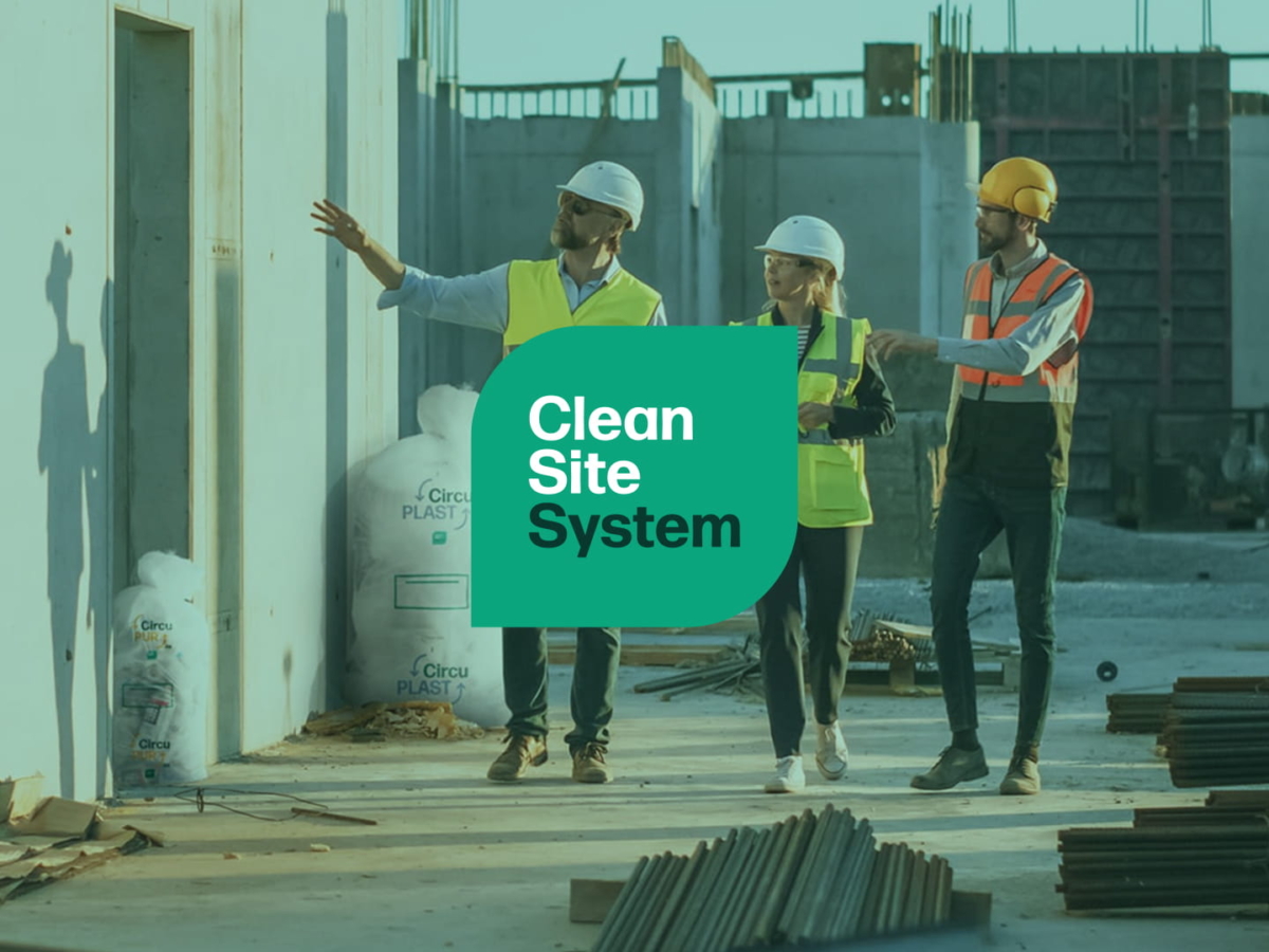 Affiche de presentation avec une equipe d'ouvriers du bâtiment sur un chantier avec le logo Clean Site System
