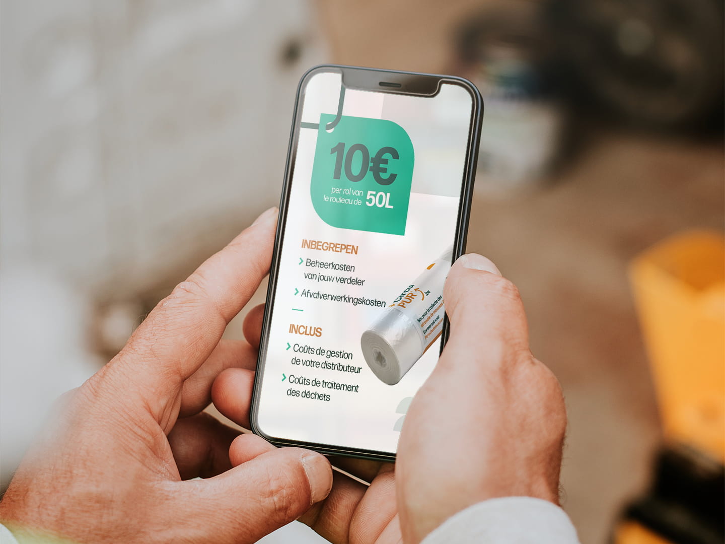 Smartphone affichant le site web de collecte de déchets pour chantiers