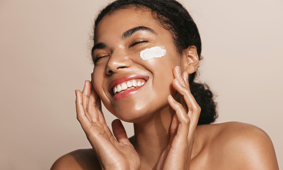 Femme souriante prenant soin de sa peau, conseils bien-être et santé Gcare