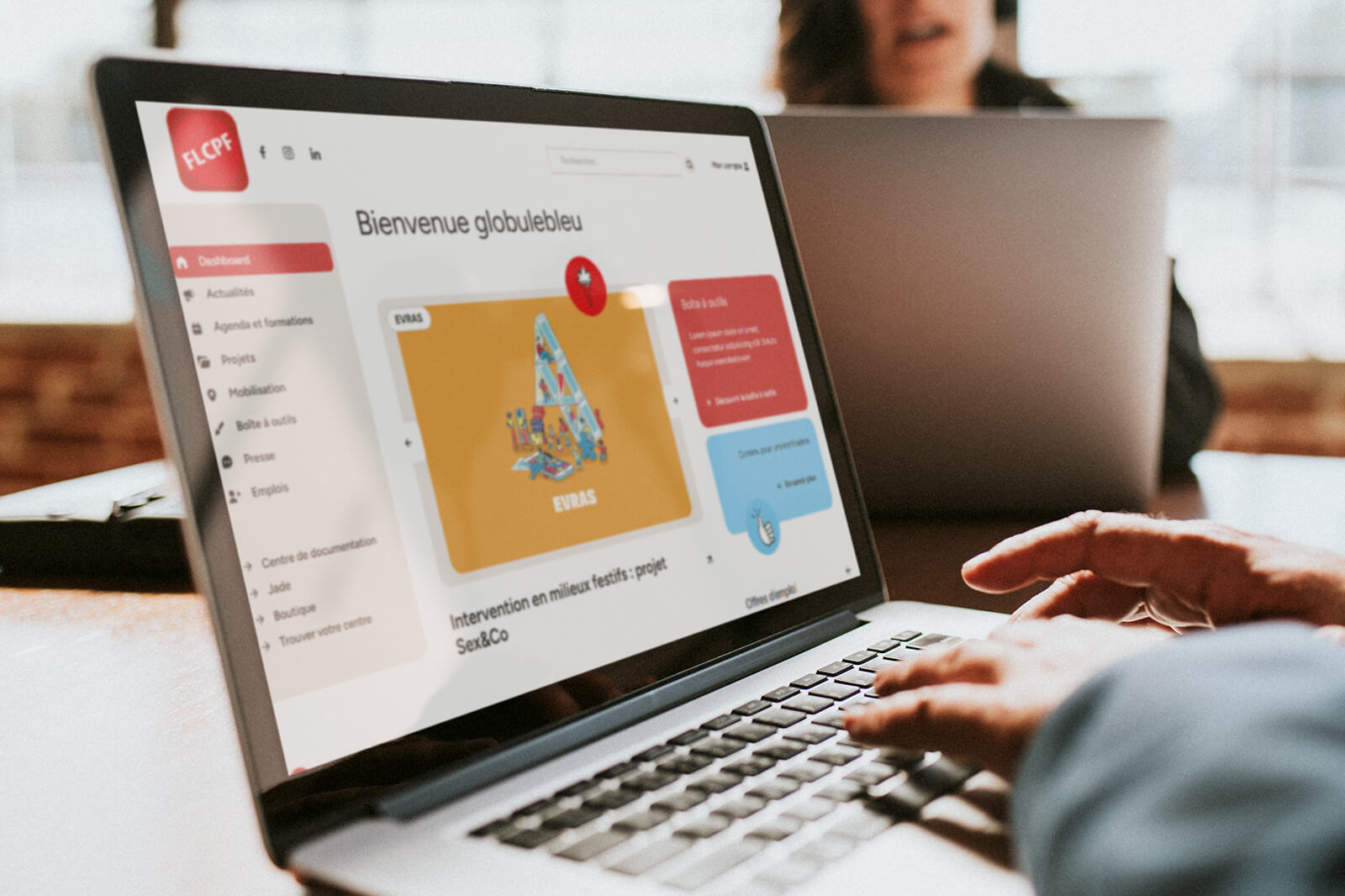 Aperçu de la plateforme intranet FLCPF affichée sur un ordinateur portable