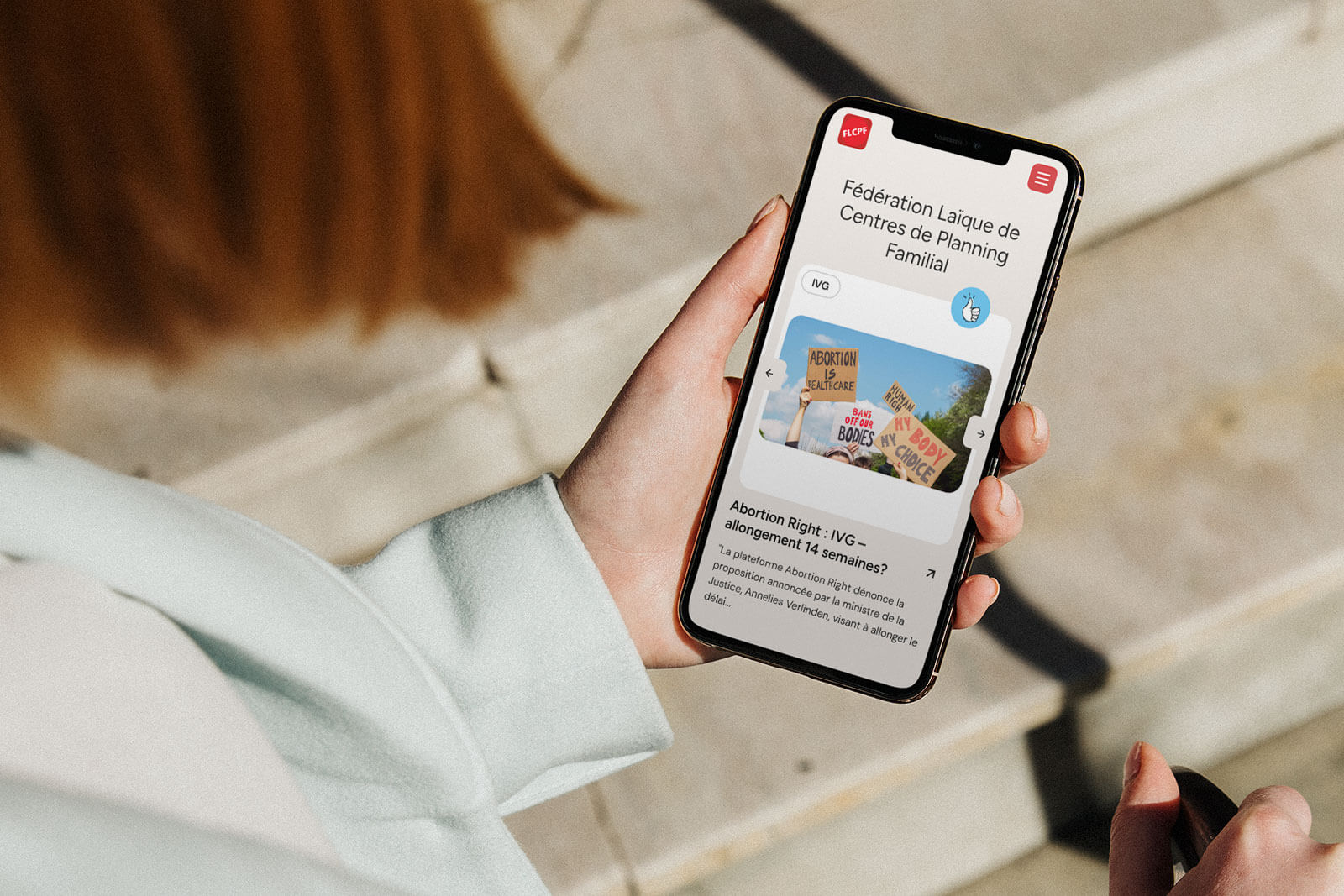 Femme consultant le site web de FLCPF sur son smartphone
