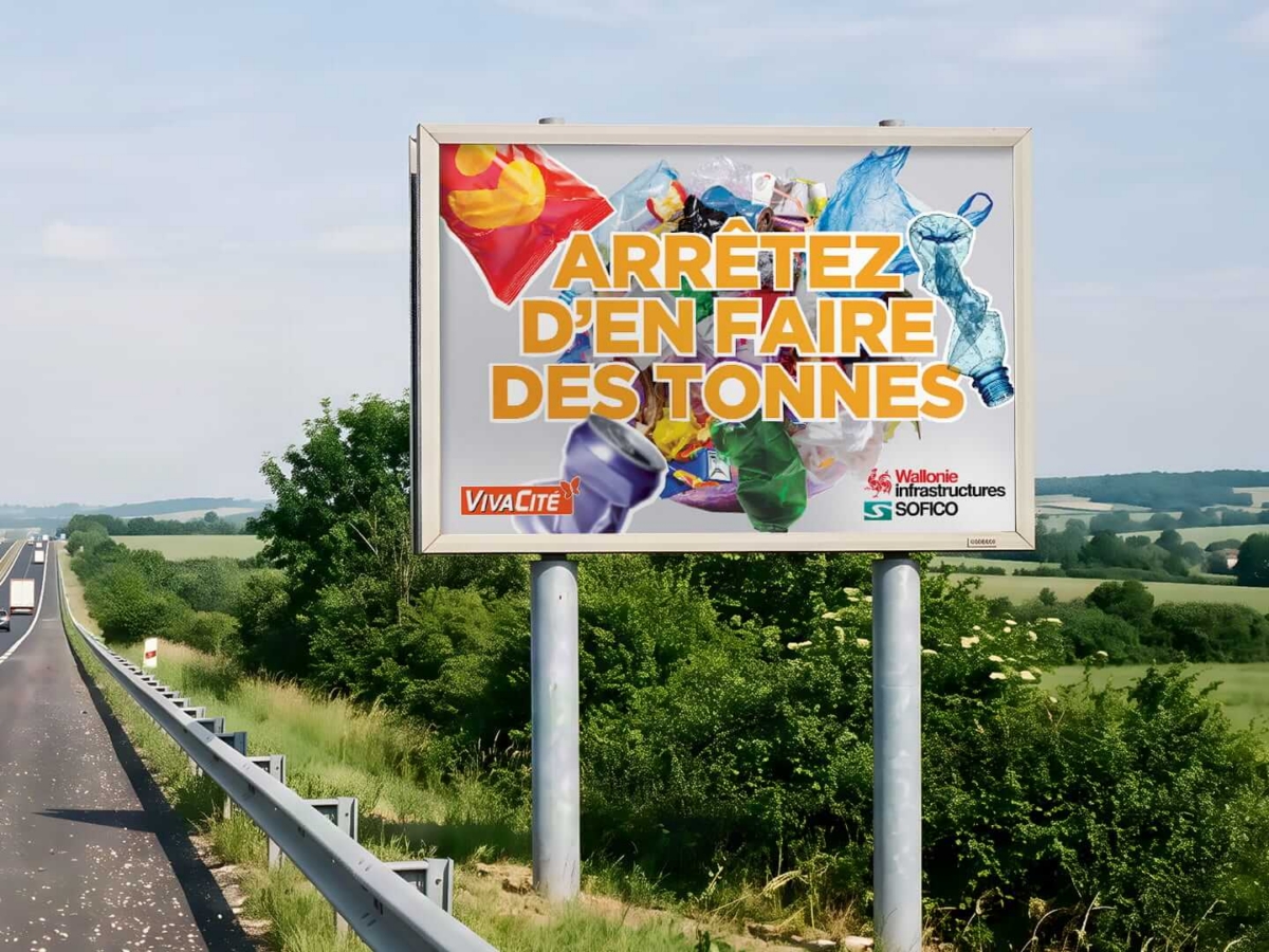 Affiche SOFICO « Lui, c'est Dimi - Dimi trie » installée en bord de route